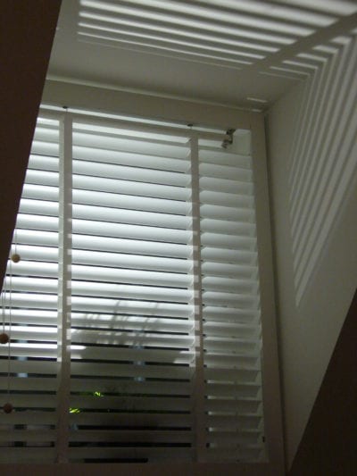 Fenstervorhang zum Licht dimmen