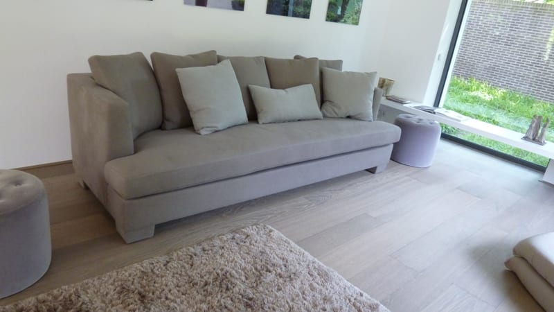 Neu bezogene graue Couch