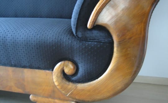 Couch mit Posamenten