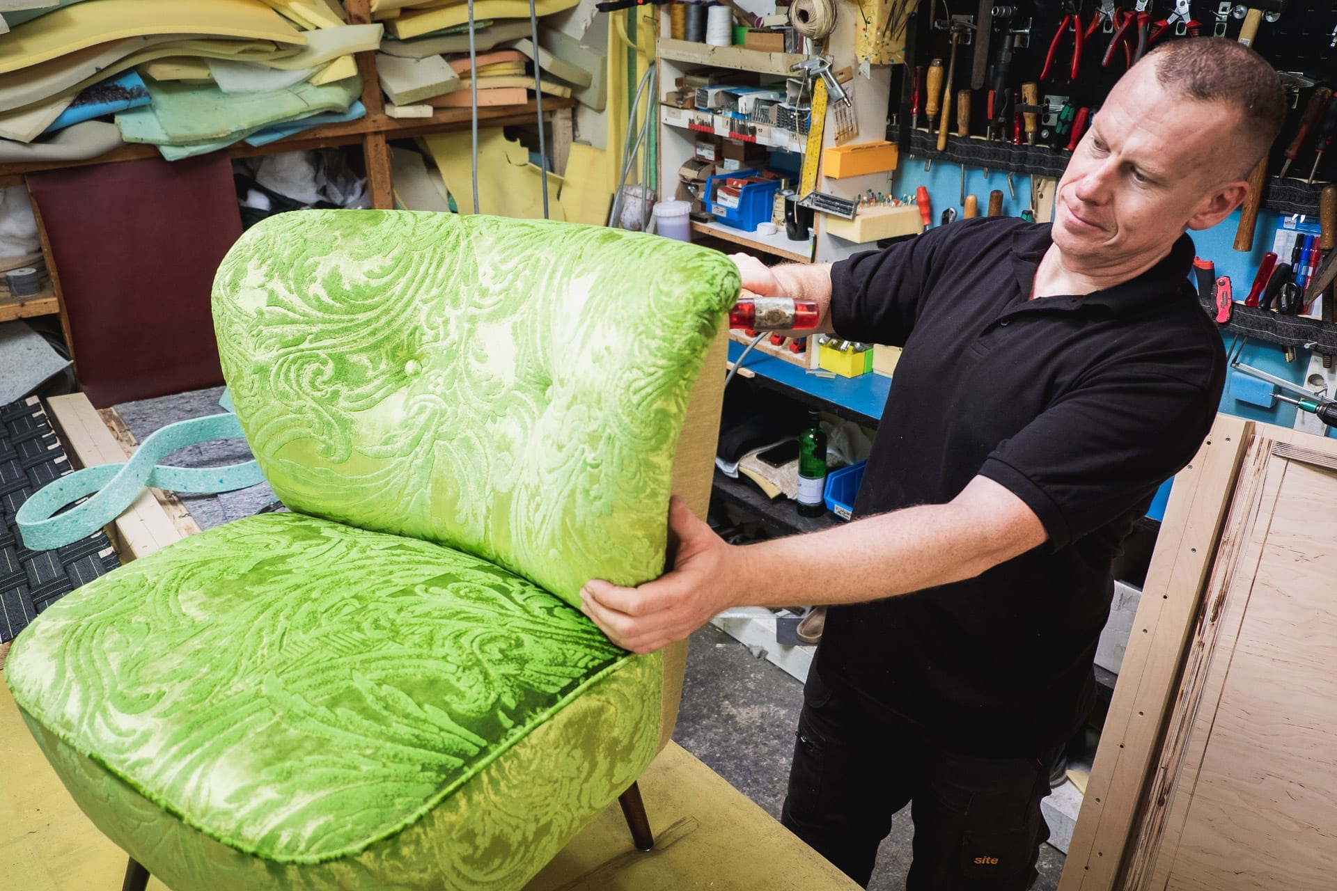 grüner Stuhl mit Posamenten