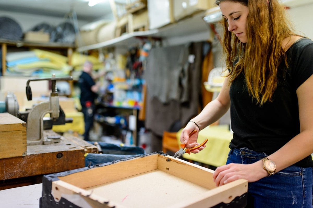 Praezisions Arbeit bei einem Stuhl